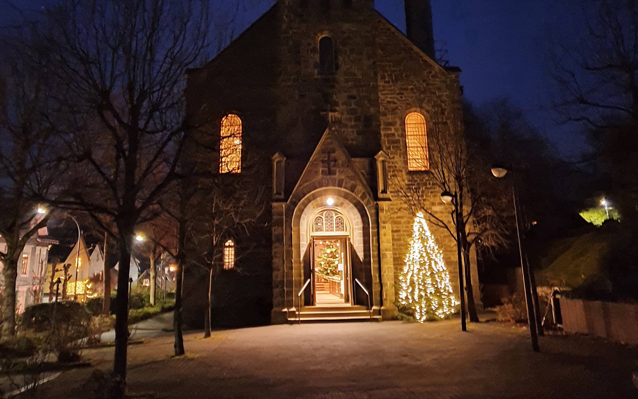 Die Kirche im Weihnachtslicht.