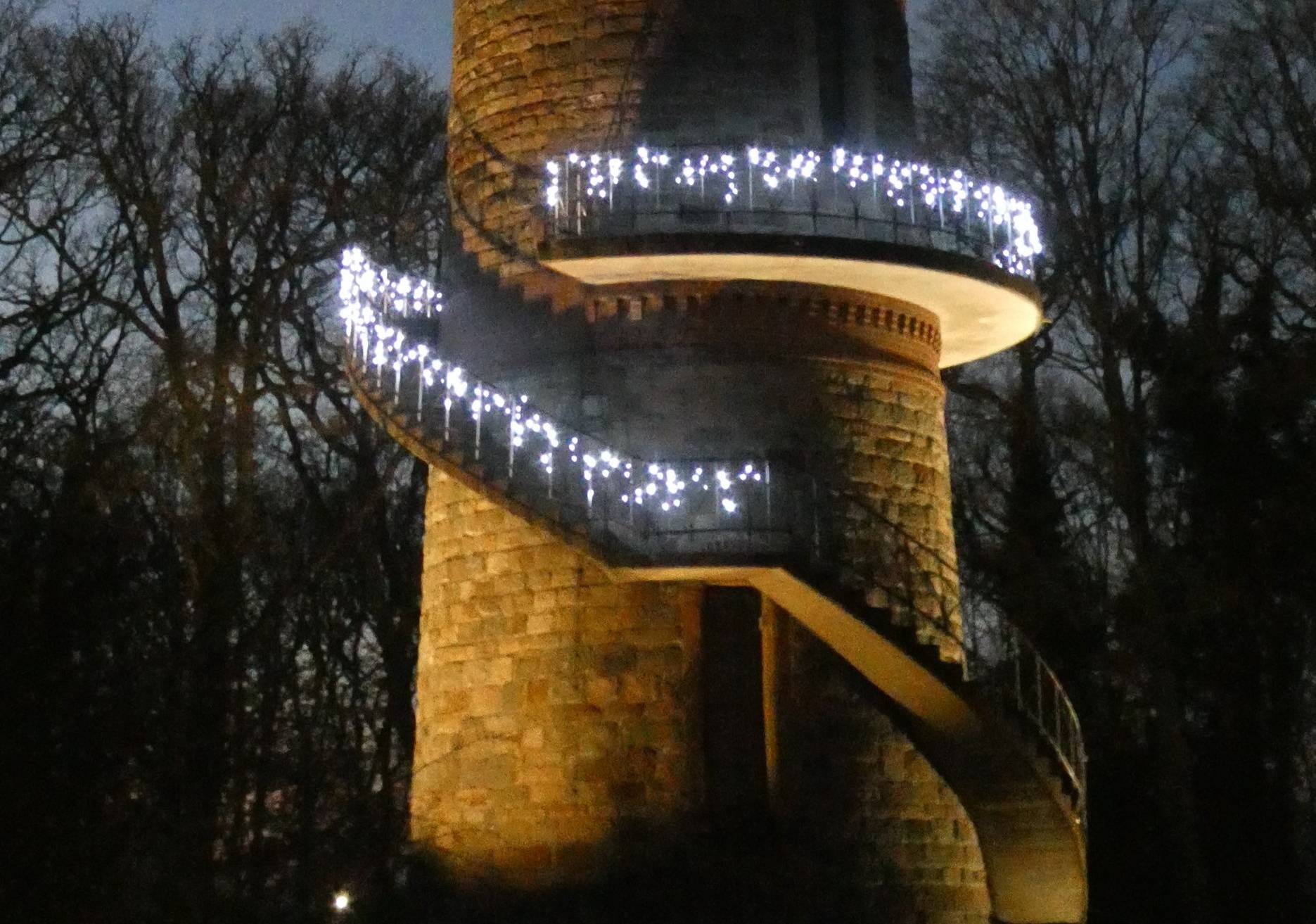  Das Bild zeigt den festlichen Toelleturm, der auch ohne Feuerwerk ein schöner Anblick ist. 