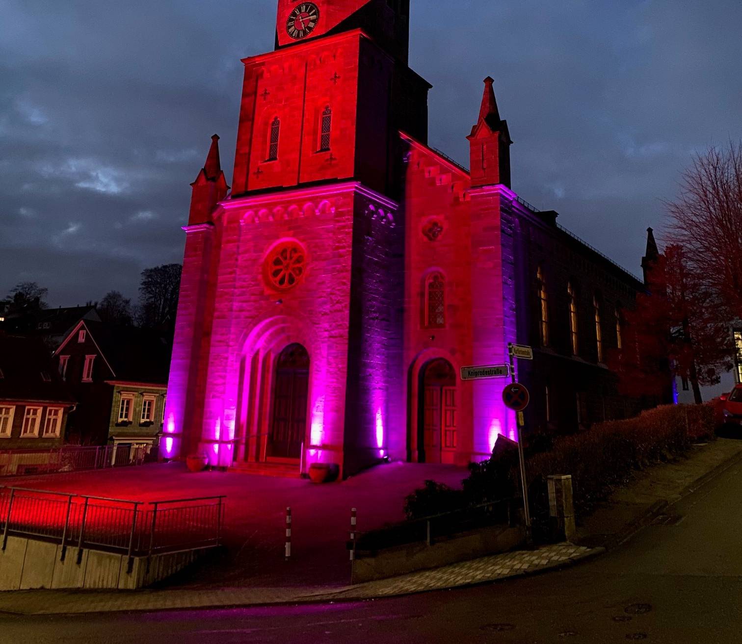  Die Vorderansicht der Kirche. Auch die Rückseite wird illuminiert. 