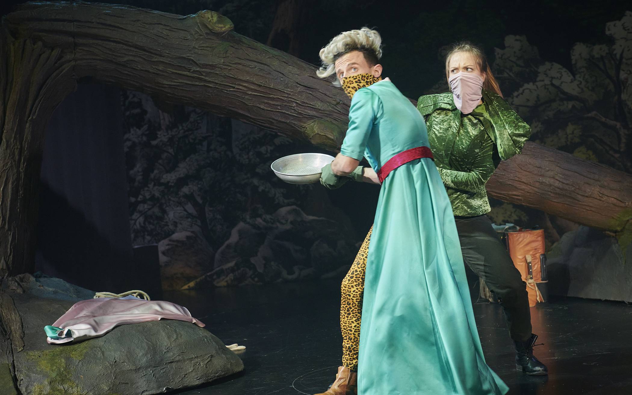 Die beiden halten fest zusammen auf ihrer Suche nach dem legendären Robin Hood: Prinzessin Robin von Locksley (Annou Reiners) und der Taschendieb Mario (Martin Petschan) – bei Annäherung übrigens stets inklusive elegantem Corona-Mund-Nase-Schutz. 