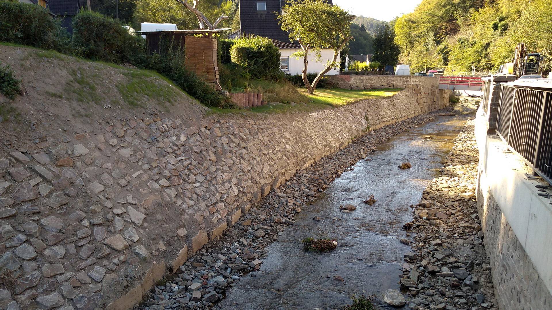  Bauarbeiten für den Hochwasserschutz in Solingen-Unterburg. 