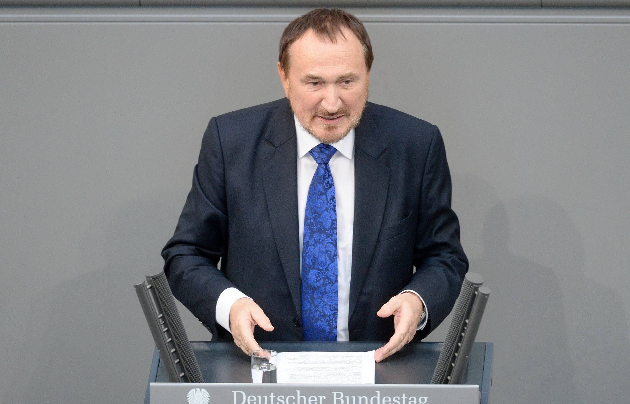  Manfred Todtenhausen bei einer Rede im Bundestag. 