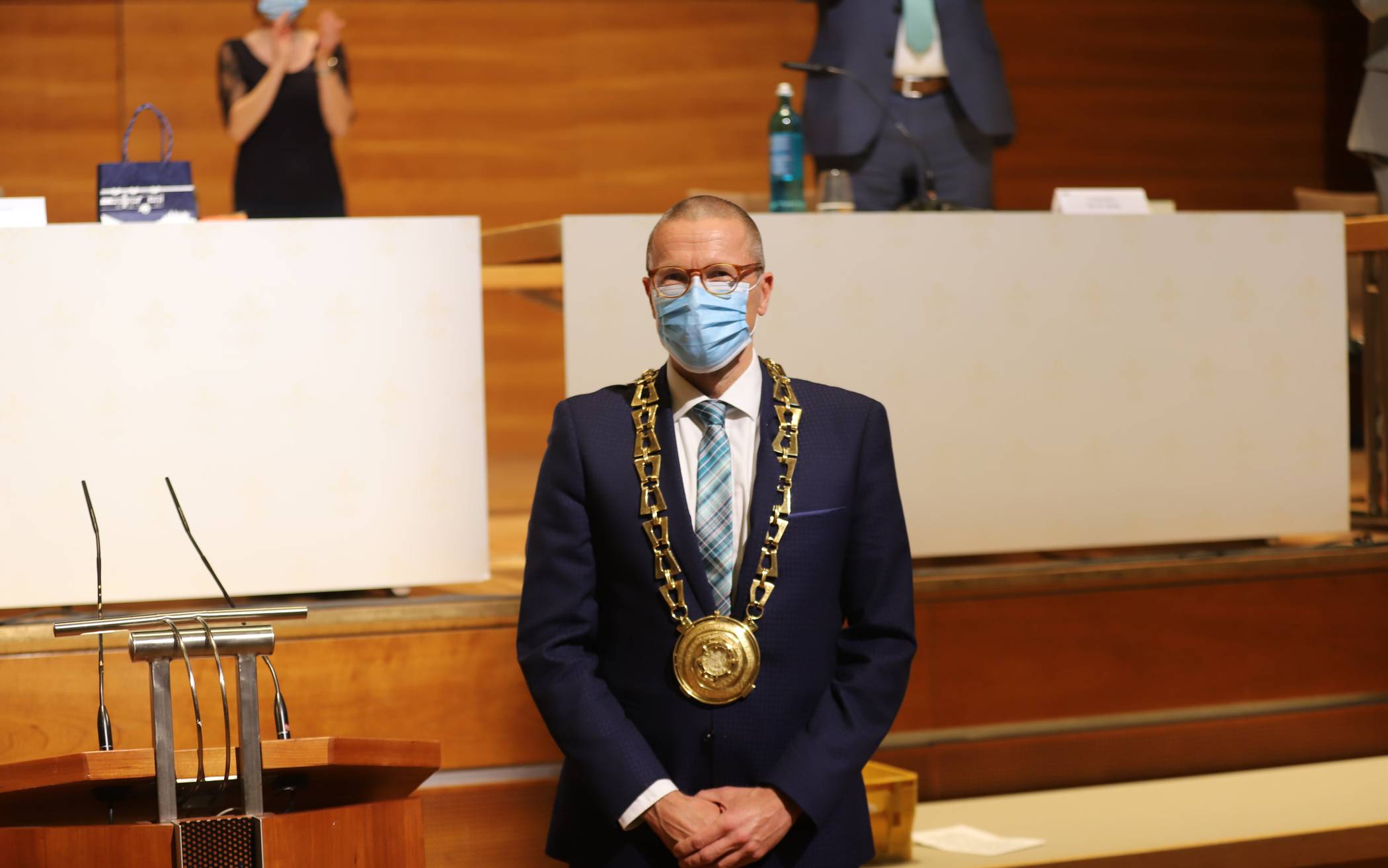  Oberbürgermeister Uwe Schneidewind mit Maske. 
