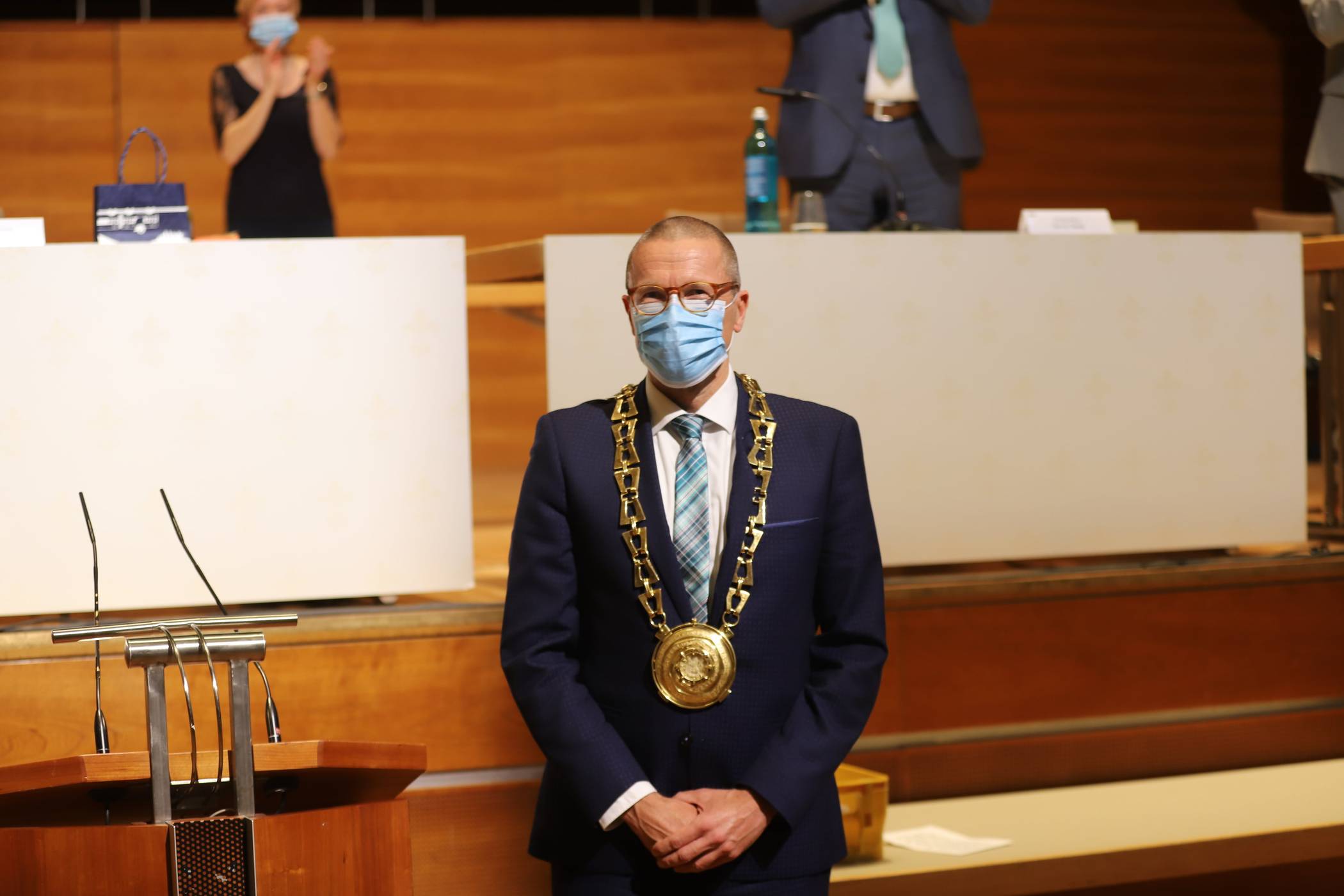  Oberbürgermeister Uwe Schneidewind mit Maske. 