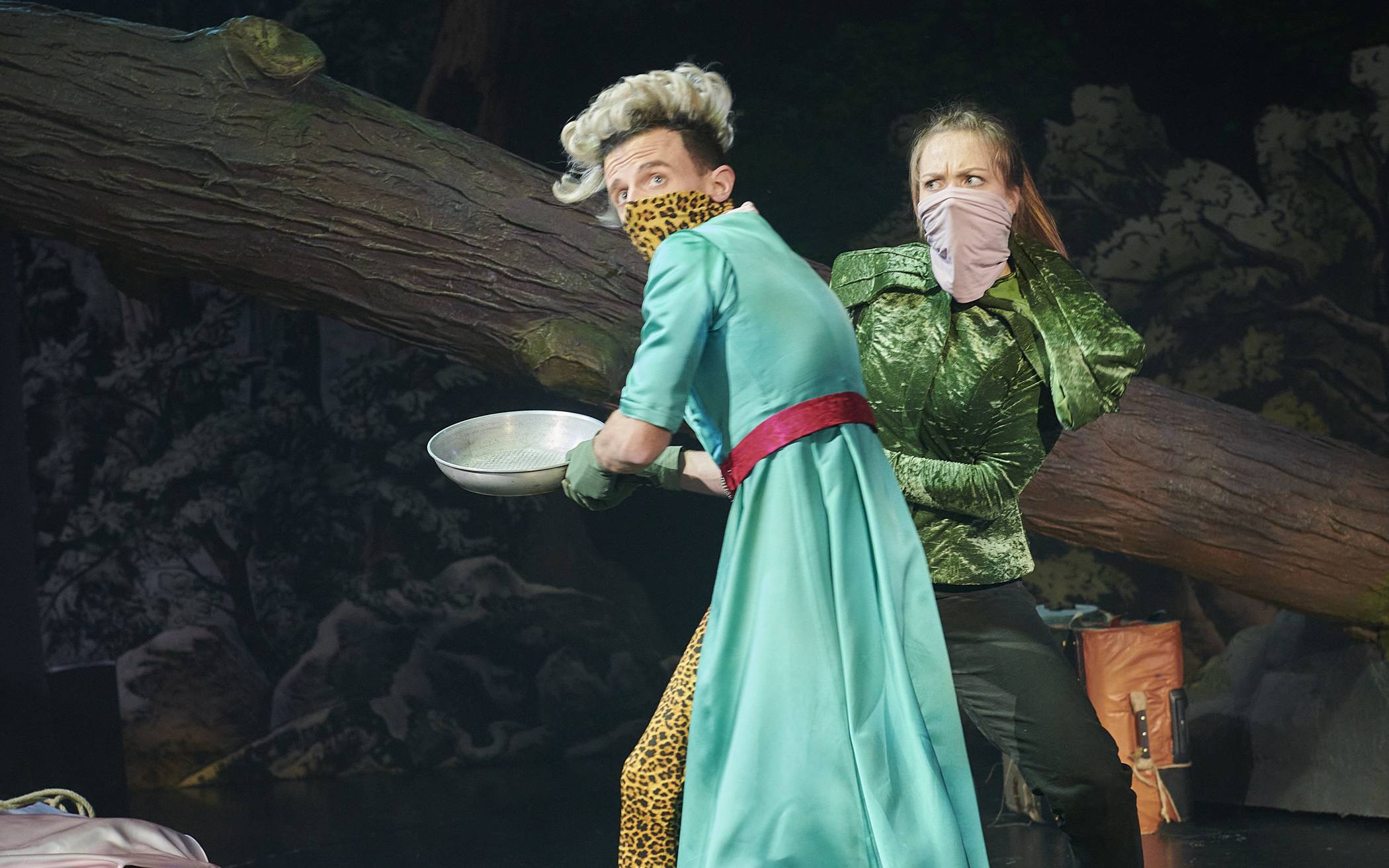  Die beiden halten fest zusammen auf ihrer Suche nach dem legendären Robin Hood: Prinzessin Robin von Locksley (Annou Reiners) und der Taschendieb Mario (Martin Petschan) – bei Annäherung übrigens stets inklusive elegantem Corona-Mund-Nase-Schutz.  