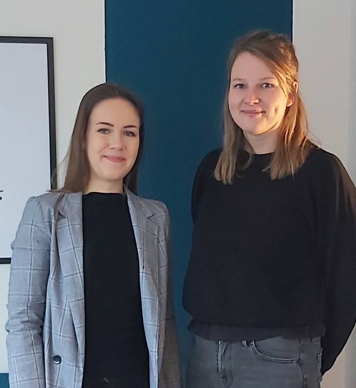  Jessica Thelen und Hannah Jensen (re.) erklären, wie sie sich im Rahmen eines Projekts an der Wuppertaler Uni dem Ungleichgewicht in der Gründungsbranche stellen wollen. 