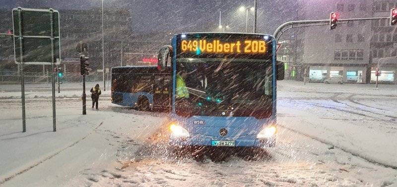 Heftiger Schneefall: Busse hängen fest