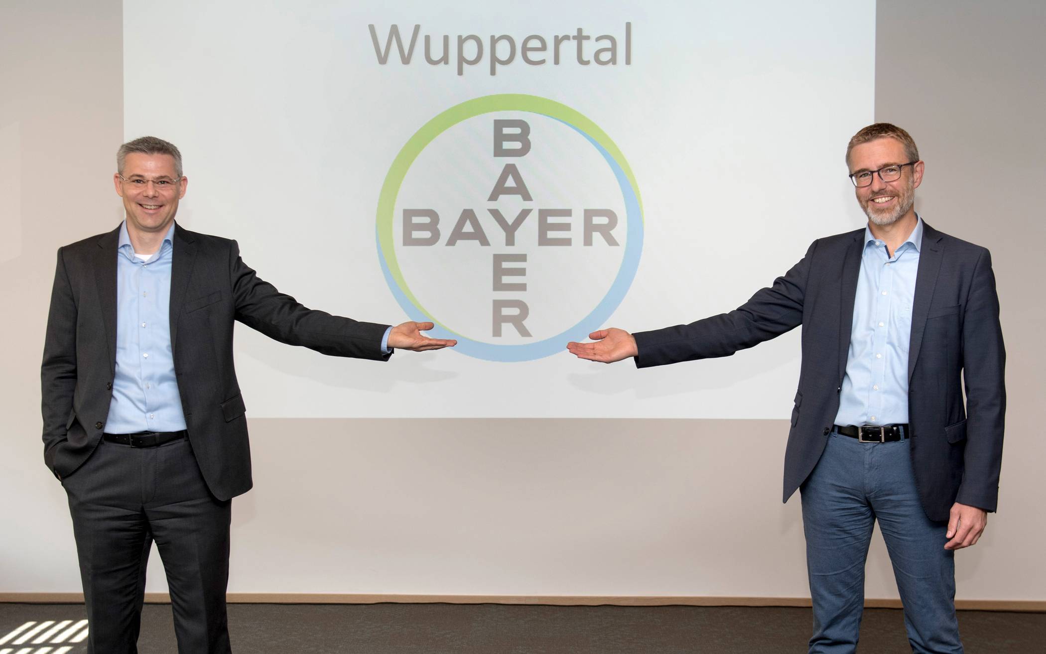  Dr. Timo Fleßner (re., mit seinem Vorgänger Dr. Holger Weintritt) ist seit 2020 Standortleiter im Wuppertaler Bayer-Werk. 