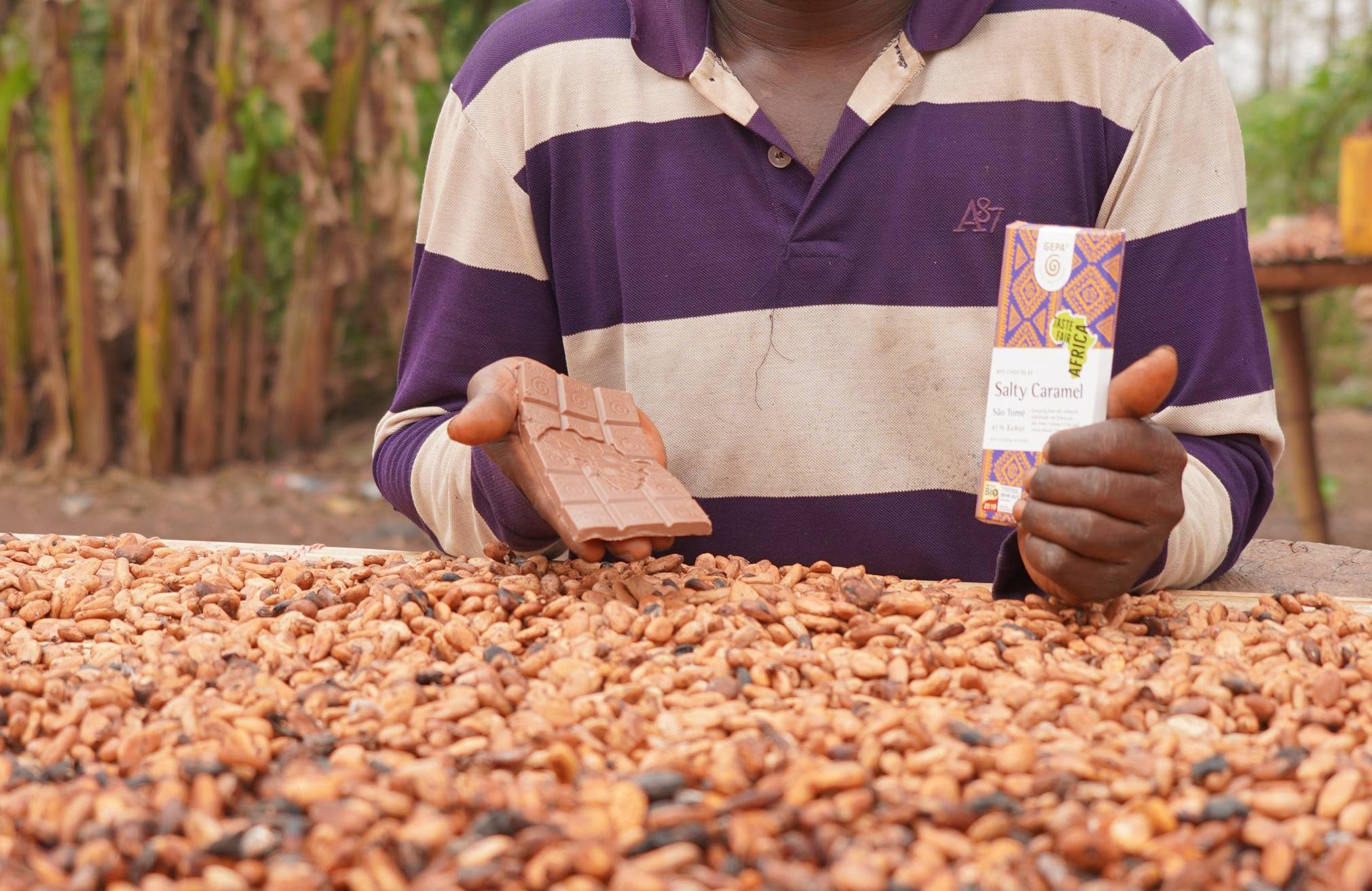  Bio-Kakaobauer Sylva Akpaku vom GEPA-Kakaopartner „gebana Togo“. Er wünscht sich, dass auch seine Kinder und Enkelkinder vom Bio-Kakao-Anbau profitieren können. 