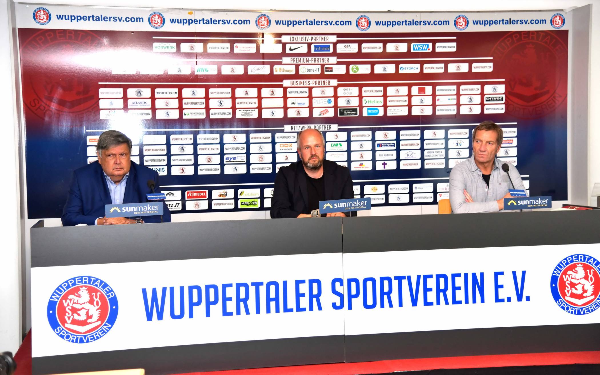  Christian Vorbau (Mitte) mit dem ehemaligen Vorstandsmitglied Ulrich Zerrath (li.) und Sportvorstand Thomas Richter. 