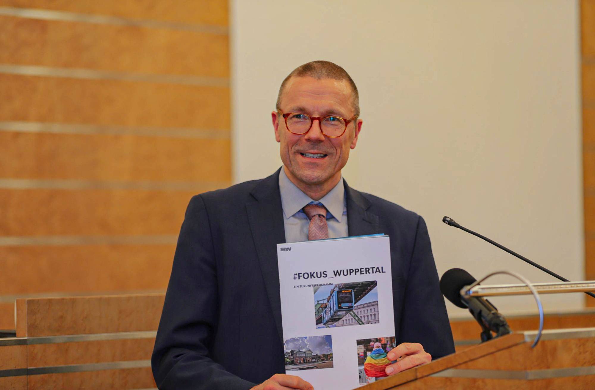  Ergebnis der ersten 100 Amtstage: Oberbürgermeister Uwe Schneidewind mit seinem Zukunftsprogramm. 