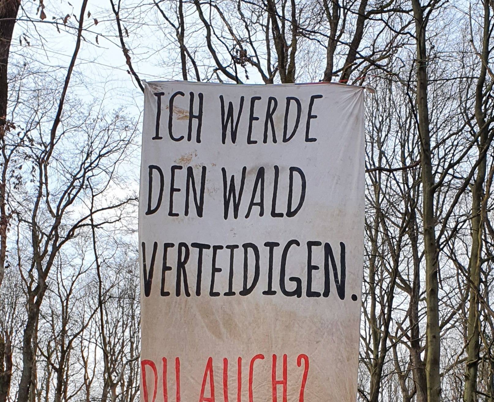  Eines der Plakate im Osterholz-Wald. 