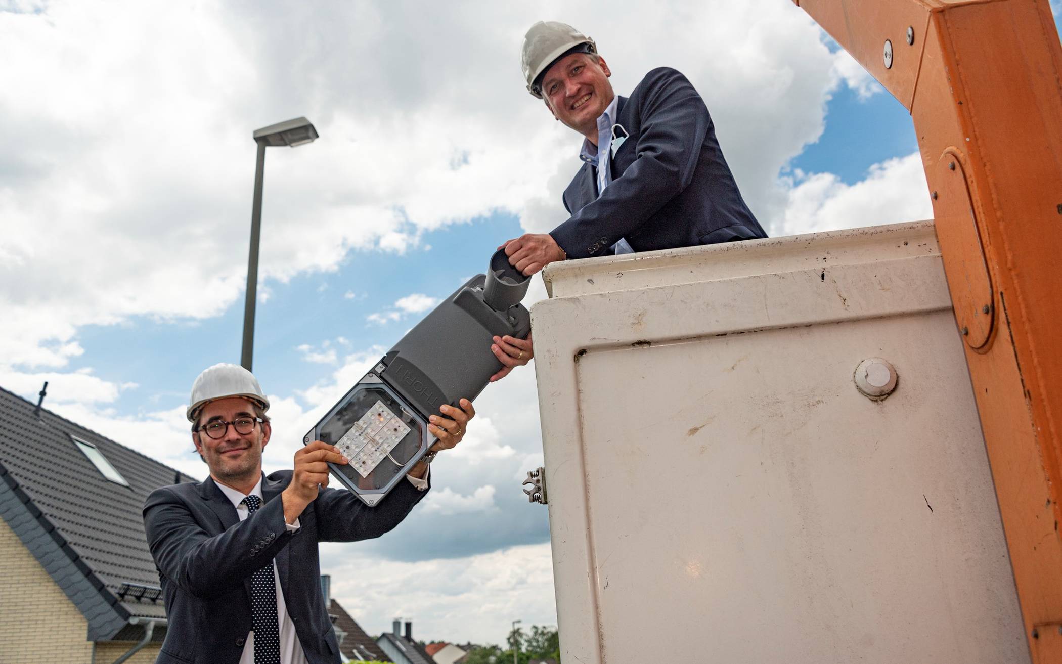  WSW-Vorstandsvorsitzender Markus Hilkenbach (re.) und Marcus Sohns (Mitglied der Geschäftsleitung von ENGIE Deutschland) mit einer LED-Straßenleuchte, die beim Pilotprojekt zur intelligenten Straßenbeleuchtung in Schöller-Dornap verwendet wird. 