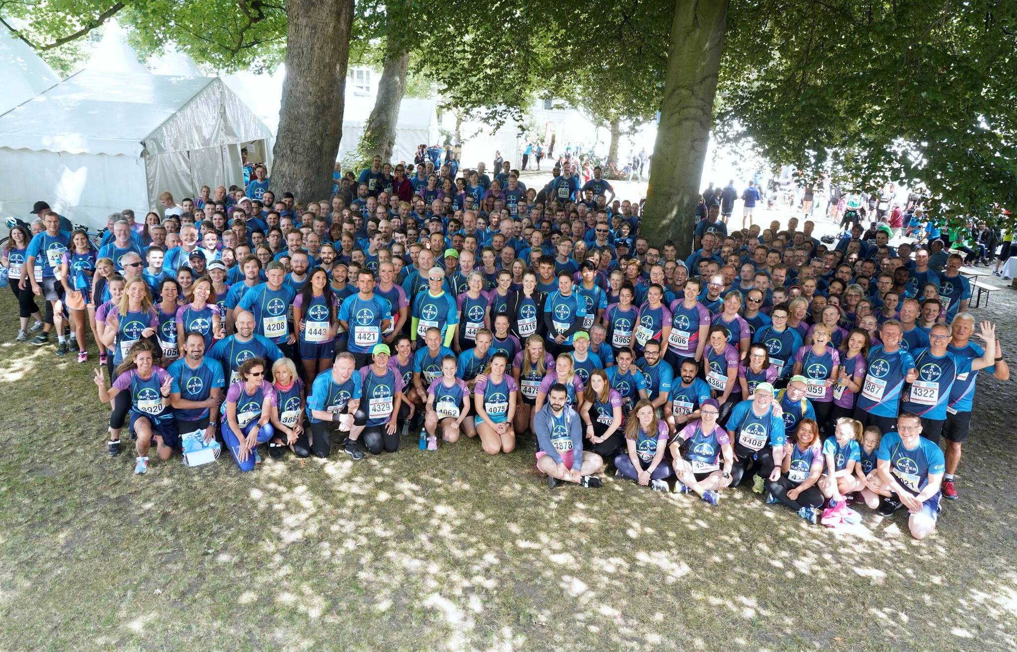 Archivbild: Gruppenfoto der Leichtathletinnen und Leichtathleten der Bayer...