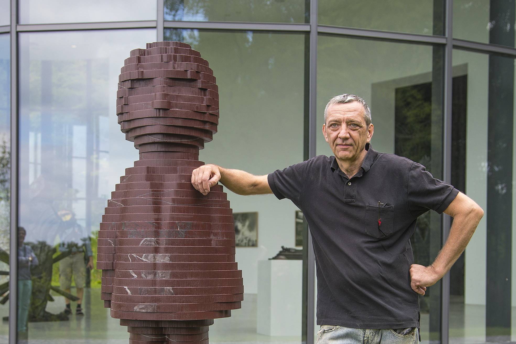  Der Wuppertaler Bildhauer Eckehard Lowisch mit seiner "Engels2020“-Skulptur. 