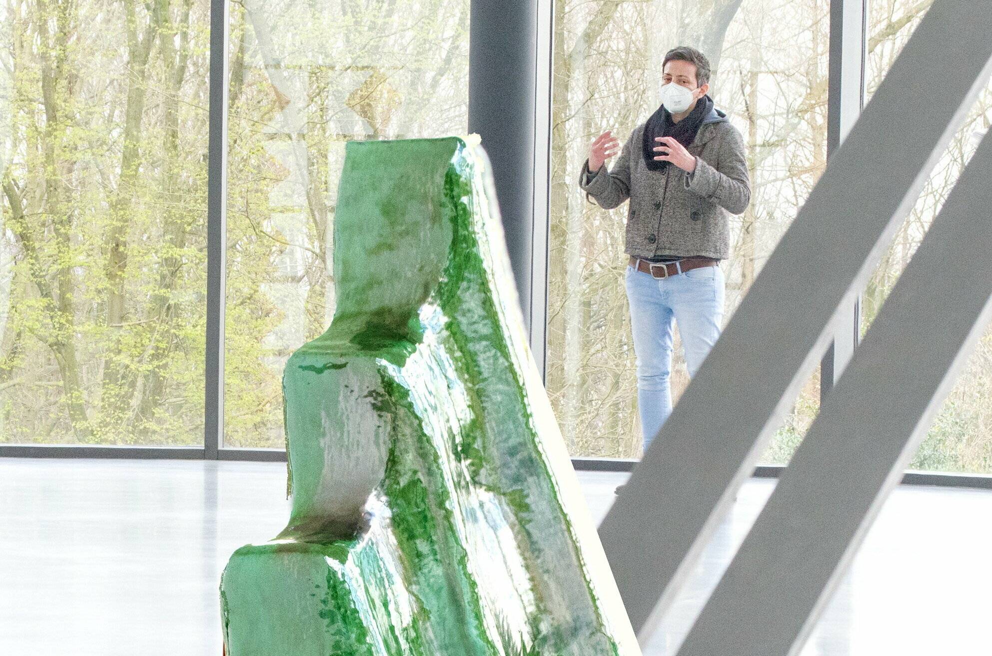  Leunora Salihu hinter ihrem Werk „Schieblehre“ bei der Ausstellungseröffnung im Skulpturenpark. 